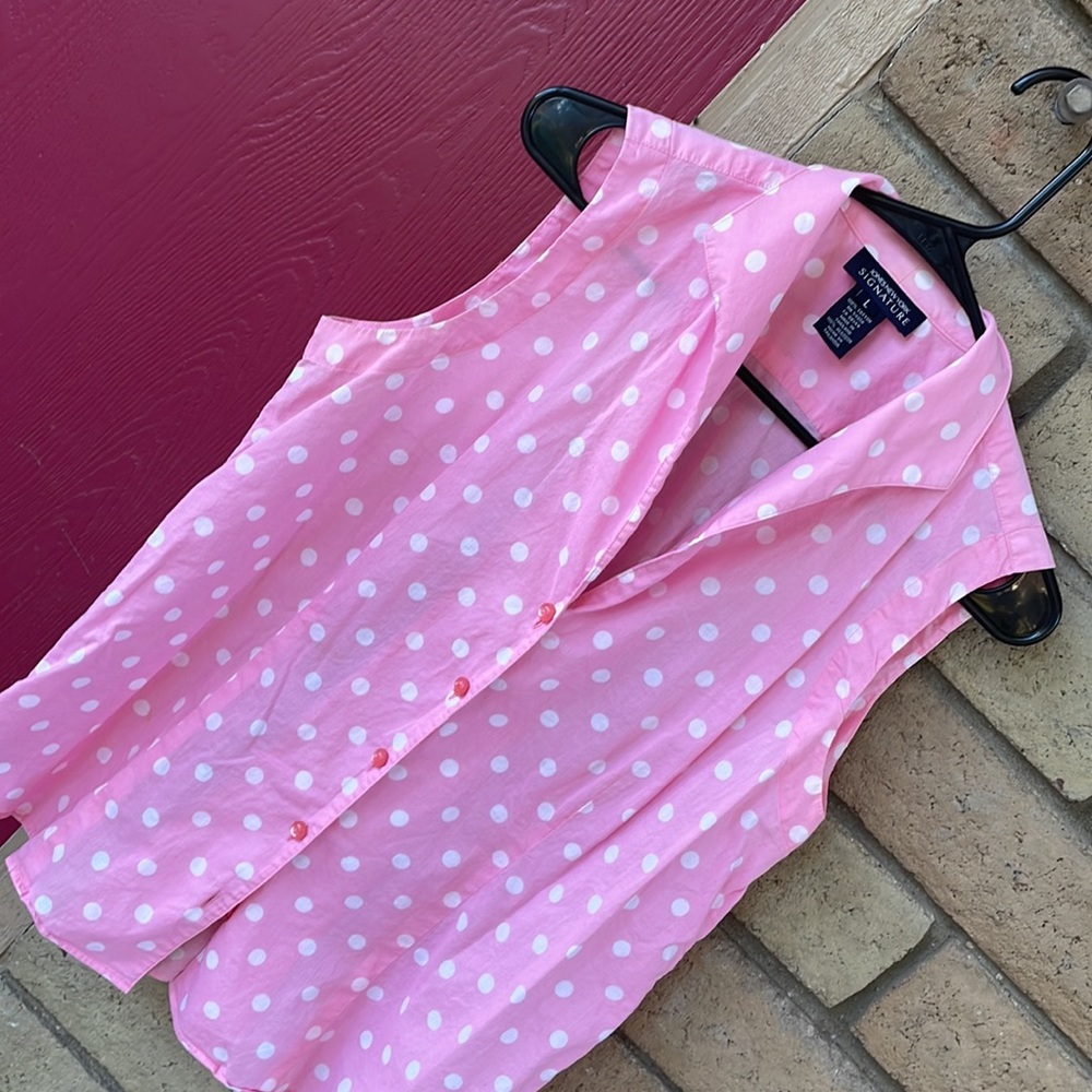 JONES NEW YORK SIGNATURE BARBIE PINK POLKA DOT SLEEVELESS SHIRT - Picture 4 of 8
